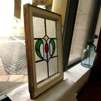 ハート型の蕾のような可愛いイギリスアンティークステンドグラス Naty Garden